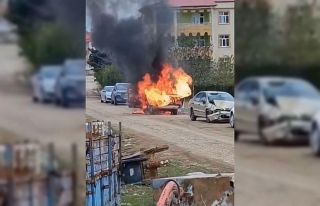 Elazığ’da otomobil alev alev yandı