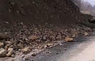Elazığ’da yola düşen kaya parçaları kaldırıldı