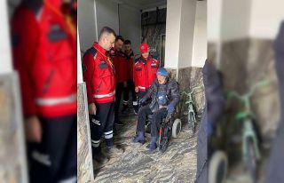 Elektrik kesilince mahsur kalan engelli vatandaşın...