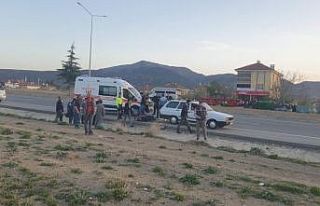 Elektrikli bisiklet sürücüsü park halindeki araca...