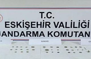 Ellerindeki tarihi eserlere müşteri ararken jandarmaya...