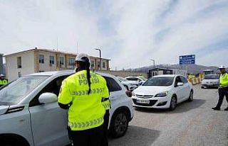 Erzincan’da trafik denetiminde kolonya ve şeker...