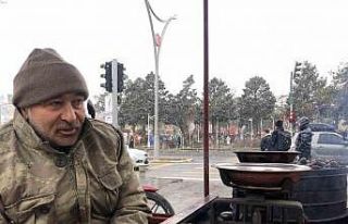 Erzincan’ın renkli simalarından kestaneci Öztürk,...