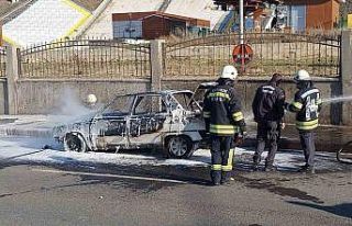 Erzurum’da seyir halindeki araç alev topuna döndü