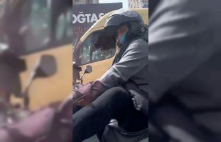 Esenyurt’ta motosikletli maganda kamerada: Otomobili...