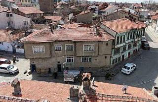 Evden atılan yaşlı adamın yüzü İHA’nın haberinden...