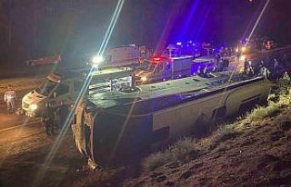 Fabrika işçilerini taşıyan otobüs devrildi: 20...