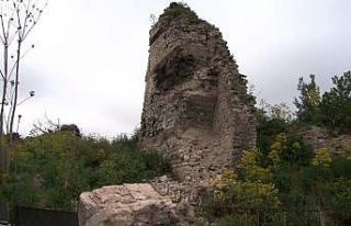 Fatih’te deprem esnasında sur duvarından dev parça...