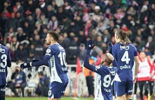 Fenerbahçe, galibiyet serisine Sivas’ta devam etti