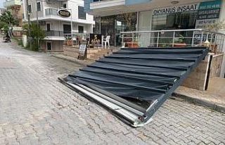 Fırtınanın uçurduğu tentenin altında kalmaktan...