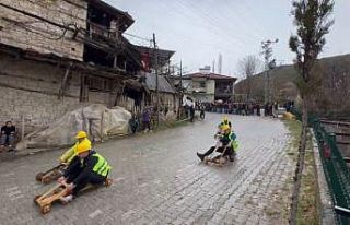 Fren yok, heyecan çok, geleneksel tahta araba yarışı...