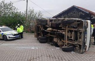 Freni boşalan kamyonet devrildi: 1 yaralı
