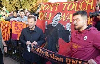 Galatasaray, Samsun’da çiçeklerle karşılandı