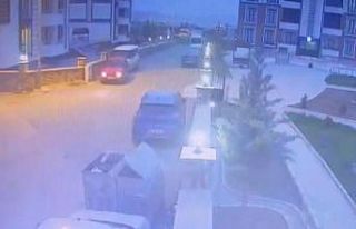 Geri giderken park halindeki araca çarptı