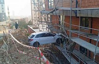 Görenler şaştı kaldı: Otomobilde mahsur kalan...