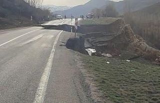 Gümüşhane-Erzincan karayolunda heyelan