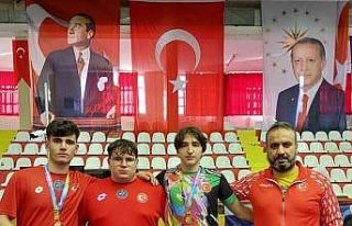 Güreşiler madalya ile döndü