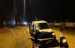 Hafif ticari araç traktörle çarpıştı, 2 kişi...