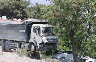 Hafriyat kamyonu otomobilin üzerine devrilmeye ramak...
