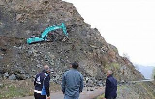 Hakkari’de kaya düşmelerine karşı ekipler çalışıyor