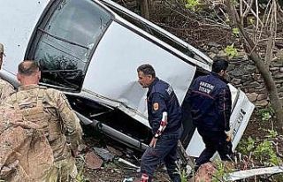 Hakkari’de otomobil şarampole yuvarlandı: 4 yaralı