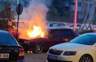 Hakkari’de park halindeki otomobil yandı