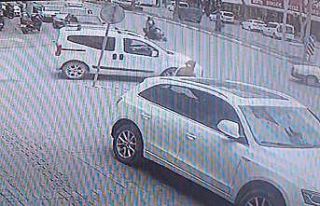 Hatalı dönüş yapan otomobil, motosikletli kadına...