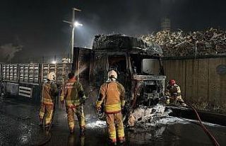 Hatay’da hurda yüklü tır alevlere teslim oldu