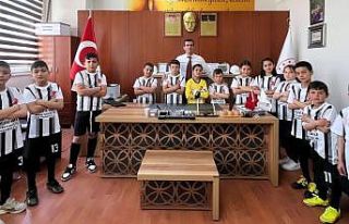 Hayırsever işadamı okul futbol takımını sevindirdi