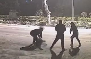 Husumetli oldukları genci darbederek bıçaklayan...