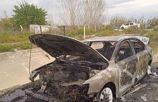 İki farklı yerde yanan otomobiller demir yığınına...