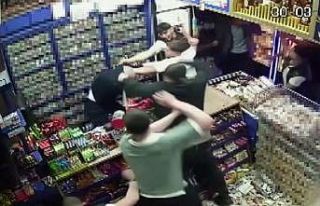 İki kişiyi tekel bayisinde öldüresiye dövmüşlerdi:...