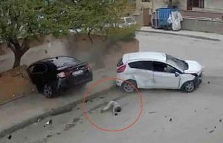 İki otomobil çarpıştı, küçük çocuk camdan...