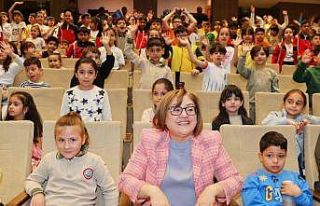 İkinci çocuk tiyatroları şenliğine katılan Şahin,...