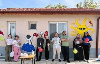 İlkokulların duvarlarını renklendirip öğrencilerle...