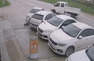 İnegöl’de kontrolden çıkan otomobil park halindeki...