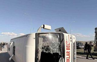 İşçi servisi ile otomobil çarpıştı: 12 yaralı