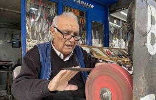 İşini severek yapan 81 yaşındaki Erhan amca mesleğini...