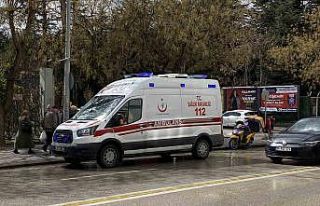 Islak zeminde kayarak yere düşen kurye yaralandı