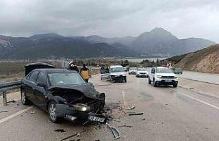 Isparta’da iki araç kafa kafaya çarpıştı: 3’ü...