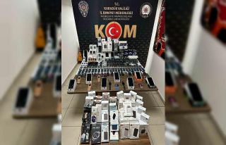 Kaçakçılık operasyonunda çok sayıda telefon...