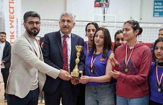 Kahta Belediyesi turnuvasında kupalar sahiplerini...