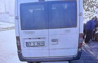 Kaldırımda beklerken minibüs çarptı, 3 aylık...