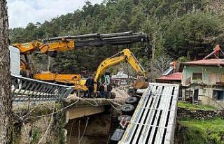 Kamyon köprüden düştü, sürücü yaralandı