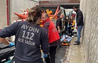 Kamyonet, altgeçitte çalışma yapan işçilerin...