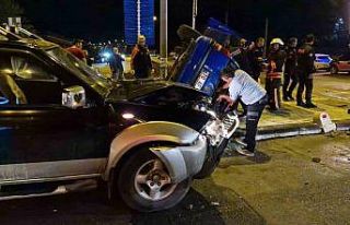 Kamyonetle otomobil çarpıştı, araçlarda sıkışanları...