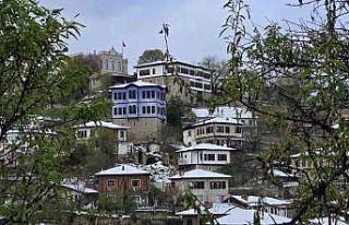 Kar altında kuş sesleriyle kendini gösteren tarihi...