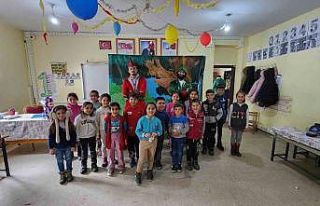 Karagöz ve Hacivat, köy okullarında çocuklarla...