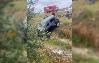 Karşı yönden gelen iki araç kafa kafaya çarpıştı:...