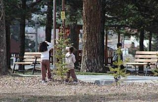 Kars’ta güneşli havanın tadını çıkaran vatandaşlar...